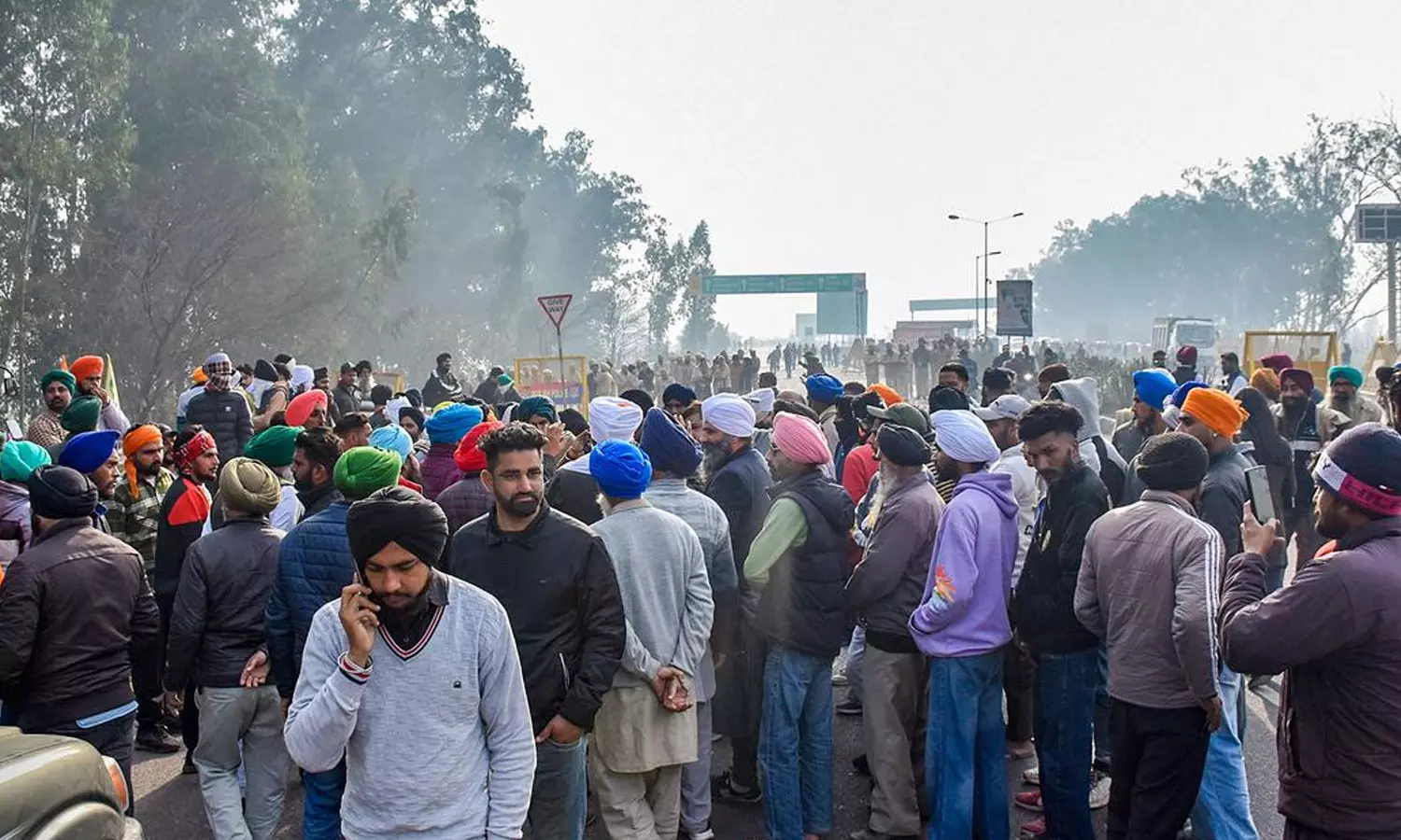 കർഷക സമരത്തിനിടെ സംഘർഷം; പൊലീസ് കണ്ണീർ വാതകം പ്രയോഗിച്ചു
