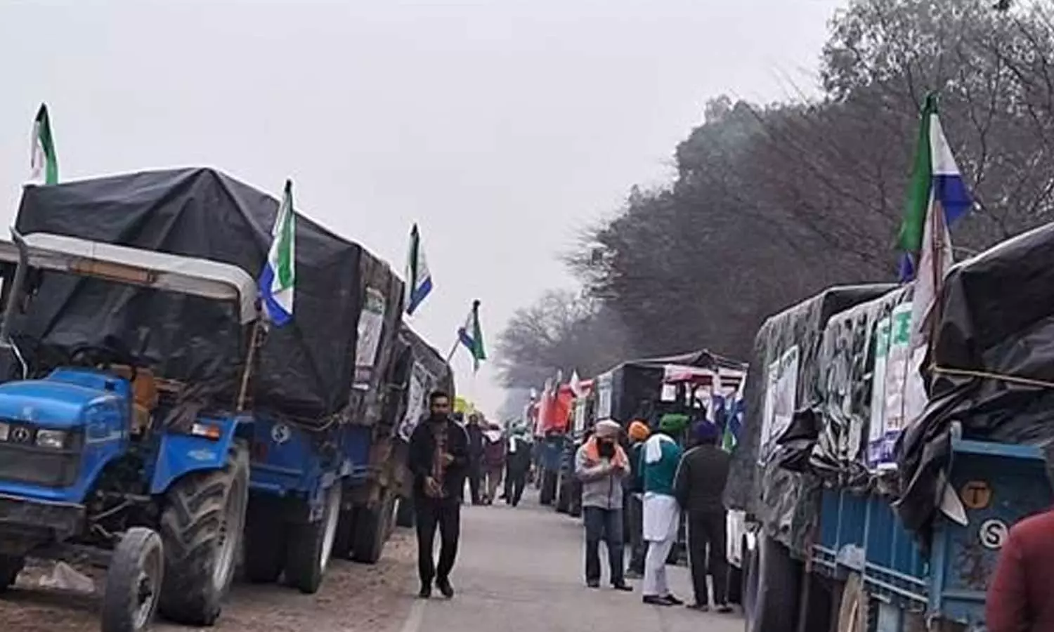 ‘ആറ് മാസത്തേക്കുള്ള അരി,സൂചി മുതൽ ചുറ്റിക വരെ’ ട്രാക്ടറുകളുമായി കർഷകരെത്തുന്നത് പൂർണസജ്ജമായി ‘ആറ് മാസത്തേക്കുള്ള അരി,സൂചി മുതൽ ചുറ്റിക വരെ’ ട്രാക്ടറുകളുമായി കർഷകരെത്തുന്നത് പൂർണസജ്ജമായി