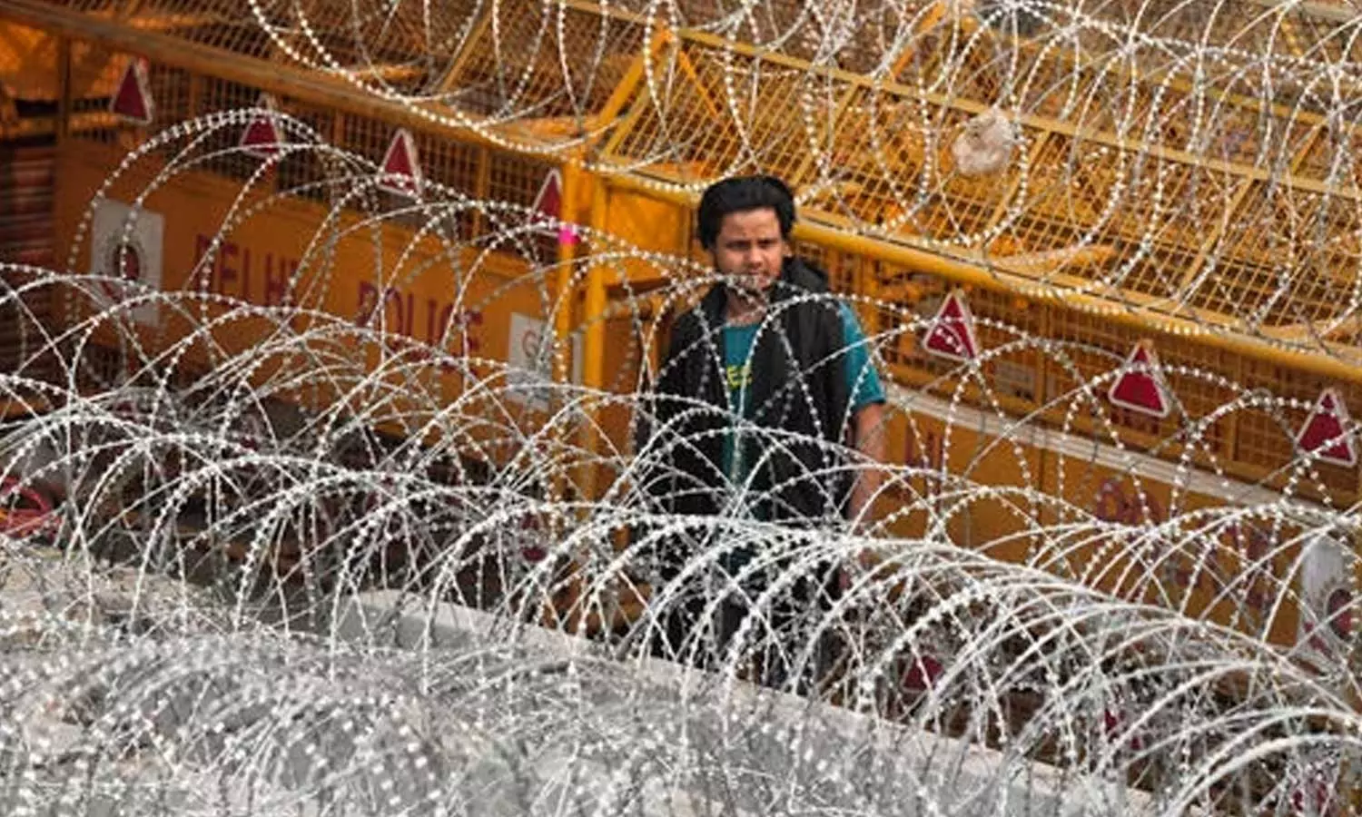 കർഷക സമരം: അതിർത്തികൾ എന്തിനാണ് അടച്ചതെന്ന് പഞ്ചാബ് -ഹരിയാന ഹൈക്കോടതി കർഷക സമരം: അതിർത്തികൾ എന്തിനാണ് അടച്ചതെന്ന് പഞ്ചാബ് -ഹരിയാന ഹൈക്കോടതി