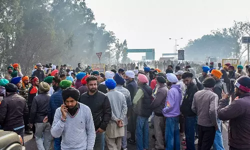 കർഷക സമരത്തിനിടെ സംഘർഷം; പൊലീസ് കണ്ണീർ വാതകം പ്രയോഗിച്ചു