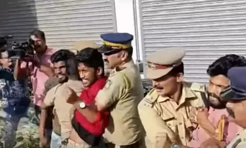 ഗവർണർക്കെതിരെ എസ്.എഫ്.ഐയുടെ കരിങ്കൊടി പ്രതിഷേധം