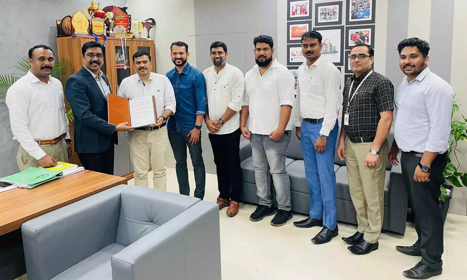 മസ്കത്ത് കെ.എം.സി.സി കണ്ണൂർ ജില്ലാ കമ്മിറ്റി നടപ്പാക്കുന്ന പ്രിവിലേജ് കാർഡ് പദ്ധതിയുടെ ധാരണാപത്രം ഒപ്പുവെച്ചു മസ്കത്ത് കെ.എം.സി.സി കണ്ണൂർ ജില്ലാ കമ്മിറ്റി നടപ്പാക്കുന്ന പ്രിവിലേജ് കാർഡ് പദ്ധതിയുടെ ധാരണാപത്രം ഒപ്പുവെച്ചു