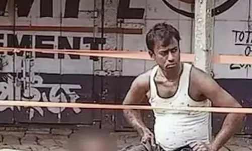 ഭാര്യയെ വെട്ടിക്കൊന്ന് അറുത്തെടുത്ത തലയുമായി യുവാവ് ബസ്‍സ്റ്റോപ്പിൽ