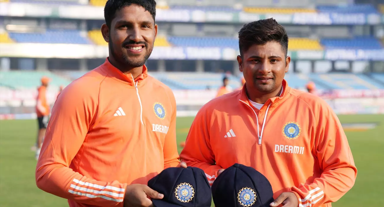 രാജ്‌കോട്ട് ടെസ്റ്റിൽ ഇന്ത്യക്ക് ബാറ്റിങ് തകർച്ച; മൂന്ന് വിക്കറ്റ് നഷ്ടം, സർഫറാസിനും ധ്രുവ് ജുറേലിനും അരങ്ങേറ്റം