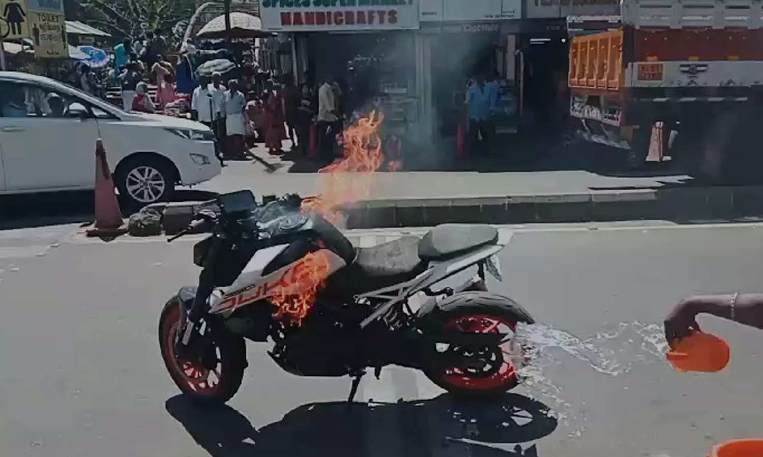 മൂന്നാറിൽ  ഓടിക്കൊണ്ടിരുന്ന ബൈക്കിന് തീപിടിച്ചു - വിഡിയോ