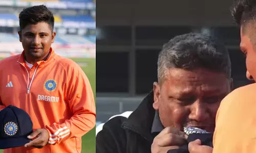 സർഫറാസ് ആദ്യമായി ഇന്ത്യൻ ജഴ്‌സിയിൽ; ഈറനണിഞ്ഞ് പിതാവ്, രാജ്‌കോട്ടിൽ മനോഹര നിമിഷം-വീഡിയോ