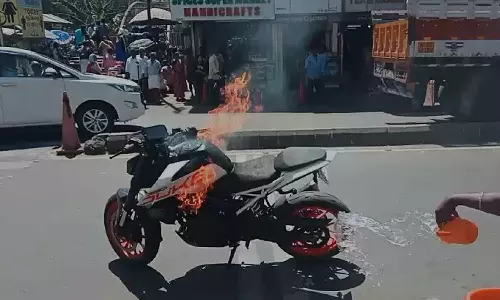 മൂന്നാറിൽ  ഓടിക്കൊണ്ടിരുന്ന ബൈക്കിന് തീപിടിച്ചു - വിഡിയോ