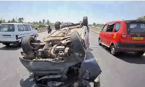 ബ്രേക്ക് ജാമായി; മേൽപ്പാലത്തിൽ കാർ തലകീഴായി മറിഞ്ഞു