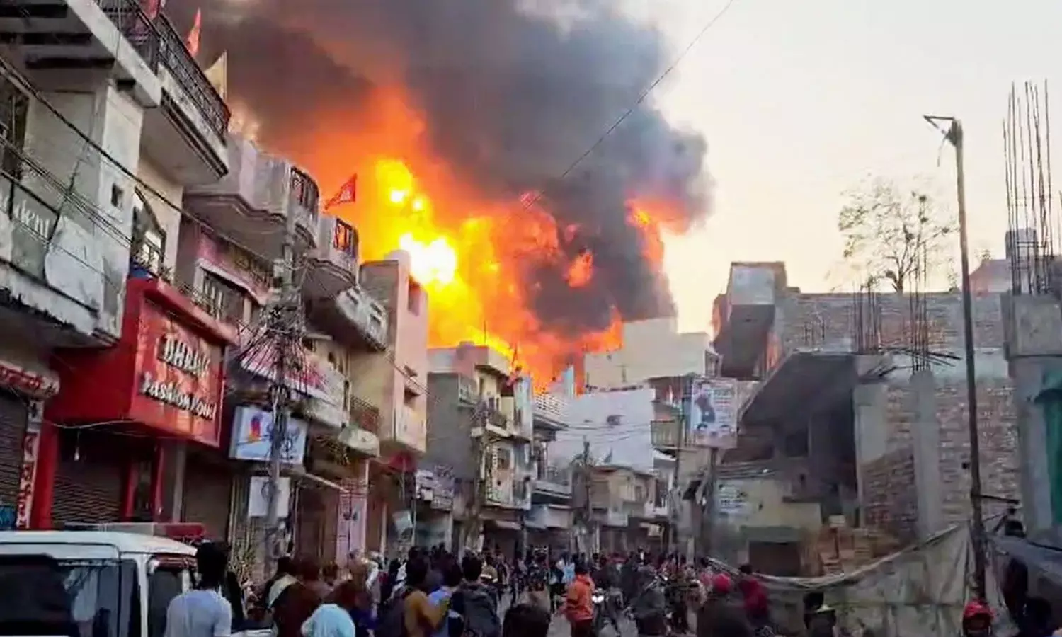 Fire Breaks,FireDelhi Factory,Alipur fire, explosion,തീപിടിത്തം,ഡല്ഹി തീപിടിത്തം Fire Breaks,FireDelhi Factory,Alipur fire, explosion,തീപിടിത്തം,ഡല്ഹി തീപിടിത്തം
