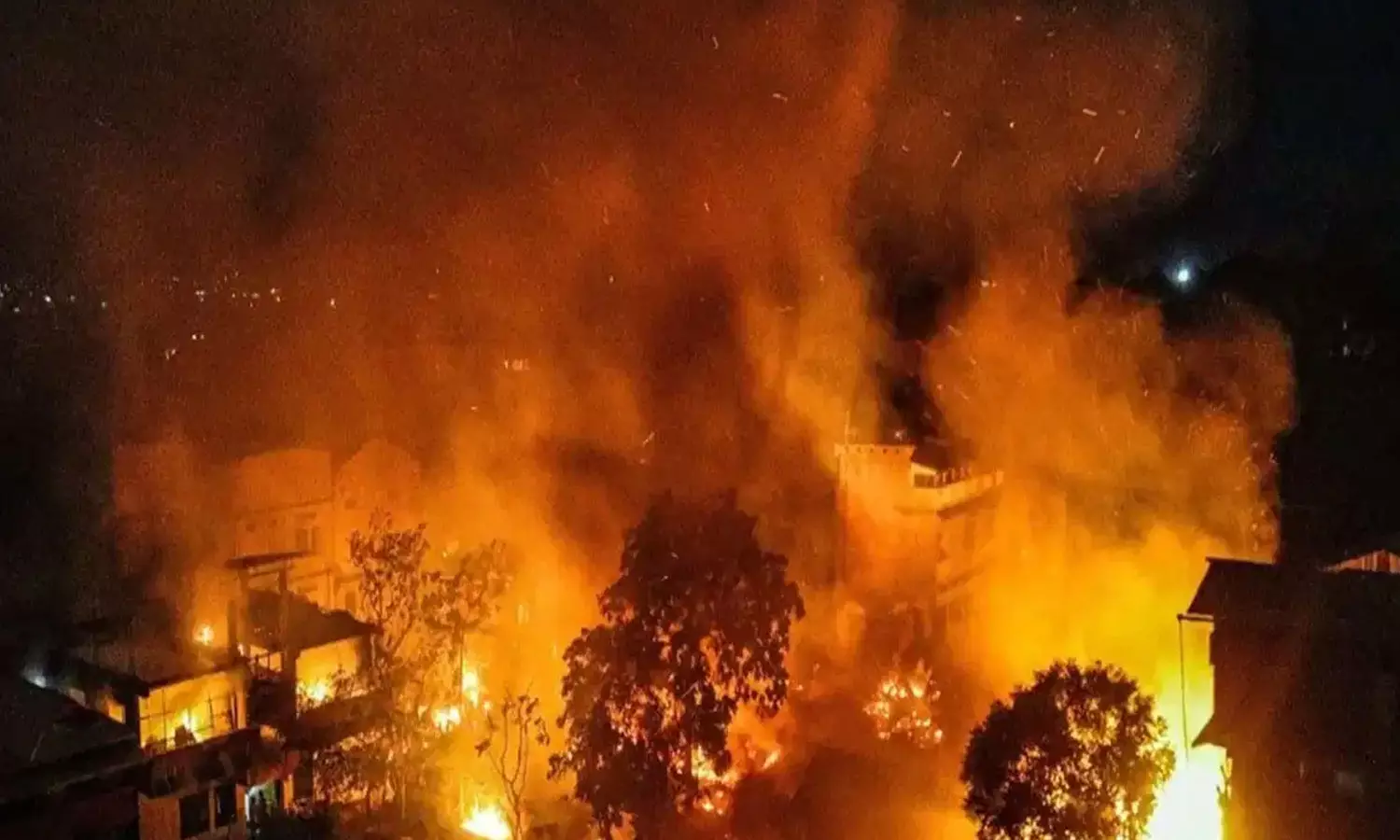 ആയുധധാരികൾക്കൊപ്പം സെൽഫിയെടുത്ത പൊലീസുകാരന് സസ്പെൻഷൻ; മണിപ്പൂരിൽ സംഘര്ഷം, രണ്ട് മരണം ആയുധധാരികൾക്കൊപ്പം സെൽഫിയെടുത്ത പൊലീസുകാരന് സസ്പെൻഷൻ; മണിപ്പൂരിൽ സംഘര്ഷം, രണ്ട് മരണം