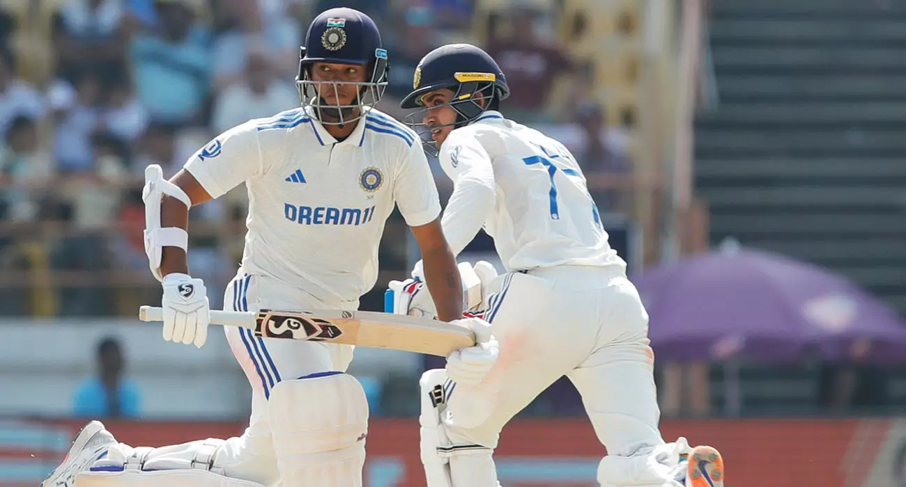 രാജ്‌കോട്ട് ടെസ്റ്റിൽ ഇംഗ്ലണ്ടിനെതിരെ പിടിമുറുക്കി ഇന്ത്യ;  ലീഡ് 200 കടന്നു, ജയ്‌സ്വാളിന് അർധ സെഞ്ചുറി