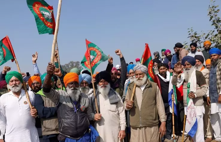 കർഷകസമരം ആറാം ദിനം; അതിർത്തിയിൽ തമ്പടിച്ച് കർഷകർ, കേന്ദ്രവുമായി ഇന്ന് ചർച്ച