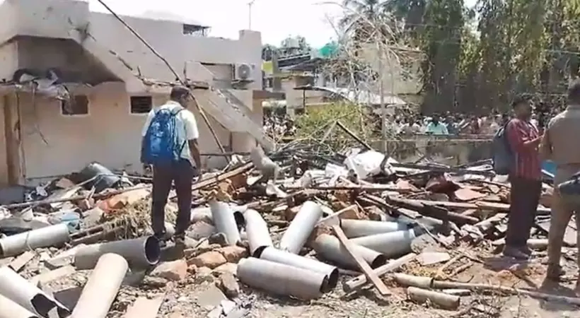 തൃപ്പൂണിത്തുറ സ്ഫോടനം; 329 വീടുകളെ ബാധിച്ചെന്ന് റിപ്പോർട്ട്, നാല് സർക്കാർ ഓഫീസുകൾക്കും കേടുപാട് തൃപ്പൂണിത്തുറ സ്ഫോടനം; 329 വീടുകളെ ബാധിച്ചെന്ന് റിപ്പോർട്ട്, നാല് സർക്കാർ ഓഫീസുകൾക്കും കേടുപാട്