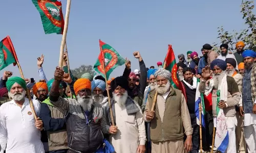 കർഷകസമരം ആറാം ദിനം; അതിർത്തിയിൽ തമ്പടിച്ച് കർഷകർ, കേന്ദ്രവുമായി ഇന്ന് ചർച്ച
