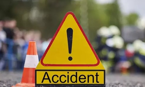 കാർ ഡിവൈഡറിലിടിച്ച് കുഴിയിലേക്ക് മറിഞ്ഞു; കാസർകോട് രണ്ടുമരണം