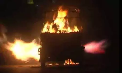 നെട്ടൂരില്‍ നിർത്തിയിട്ട ഓട്ടോറിക്ഷ കത്തിനശിച്ചു