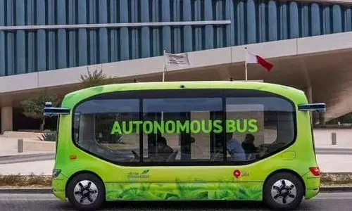 ഖത്തറിൽ താരമായി ഡ്രൈവറില്ലാതെ ഓടുന്ന കുഞ്ഞന്‍ ബസ്