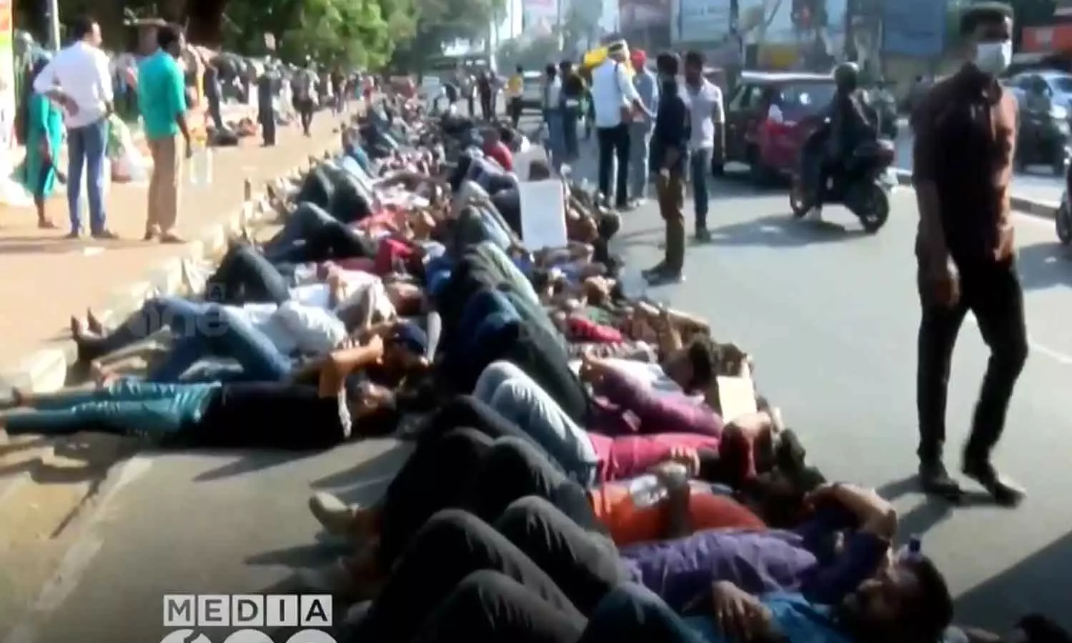 സെക്രട്ടറിയേറ്റിന് മുന്നിൽ മുട്ടിലിഴഞ്ഞ് പി.എസ്.സി, സി.പി.ഒ റാങ്ക് ലിസ്റ്റിൽപ്പെട്ടവർ