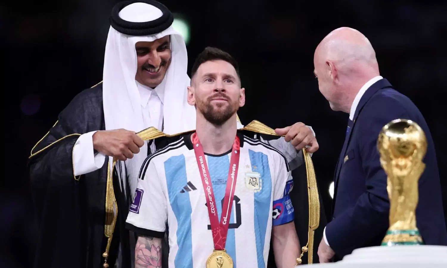 ലോകകപ്പ ഫുട്ബോൾ ഫൈനലിന് ശേഷം അർജന്റീൻ ക്യാപ്റ്റൻ ലയണൽ മെസ്സിയെ പരമ്പരാഗത വസ്ത്രമായ ബിഷ്ത് ധരിപ്പിക്കുന്ന ഖത്തർ അമീർ ശൈഖ് തമീം ബിൻ ഹമദ് അൽഥാനി ലോകകപ്പ ഫുട്ബോൾ ഫൈനലിന് ശേഷം അർജന്റീൻ ക്യാപ്റ്റൻ ലയണൽ മെസ്സിയെ പരമ്പരാഗത വസ്ത്രമായ ബിഷ്ത് ധരിപ്പിക്കുന്ന ഖത്തർ അമീർ ശൈഖ് തമീം ബിൻ ഹമദ് അൽഥാനി