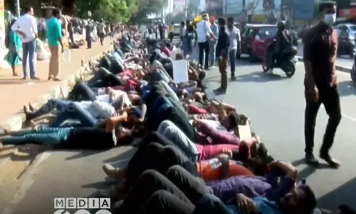 സെക്രട്ടറിയേറ്റിന് മുന്നിൽ മുട്ടിലിഴഞ്ഞ് പി.എസ്.സി, സി.പി.ഒ റാങ്ക് ലിസ്റ്റിൽപ്പെട്ടവർ