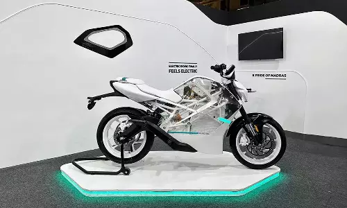 കാർ ചാർജർ ഉപയോഗിച്ച് അതിവേഗം ചാർജ് ചെയ്യാം; പുതിയ ഇലക്ട്രിക് ബൈക്കുമായി റാപ്റ്റി