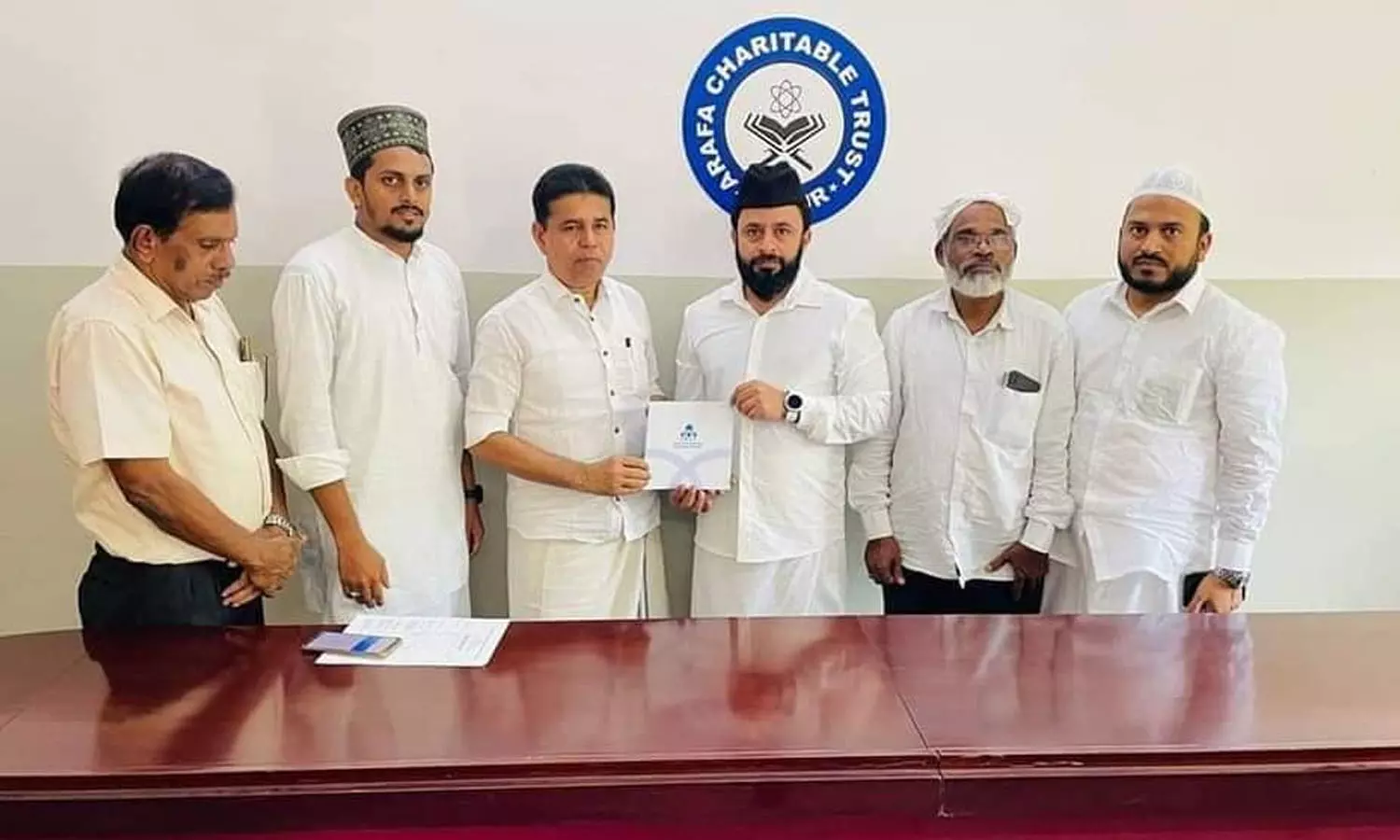 മുഈനലി ശിഹാബ് തങ്ങള്ക്കൊപ്പം കെ.എസ് ഹംസ മുഈനലി ശിഹാബ് തങ്ങള്ക്കൊപ്പം കെ.എസ് ഹംസ