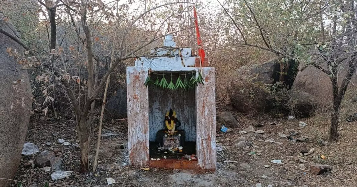 ഖാജഗുഡയിൽ നിർമിച്ച അനധികൃത ക്ഷേത്രങ്ങളിലൊന്ന് ഖാജഗുഡയിൽ നിർമിച്ച അനധികൃത ക്ഷേത്രങ്ങളിലൊന്ന്