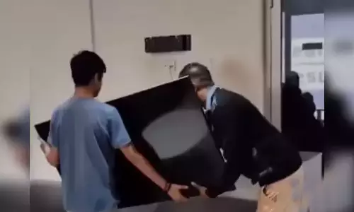 പണം കിട്ടുമ്പോൾ തിരികെ തരാം; ബൈജൂസിലെ ടിവി എടുത്തു കൊണ്ടുപോയി അച്ഛനും മകനും