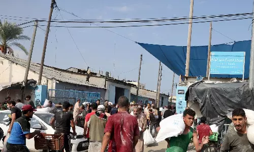 Gaza people collecting food_Gaza