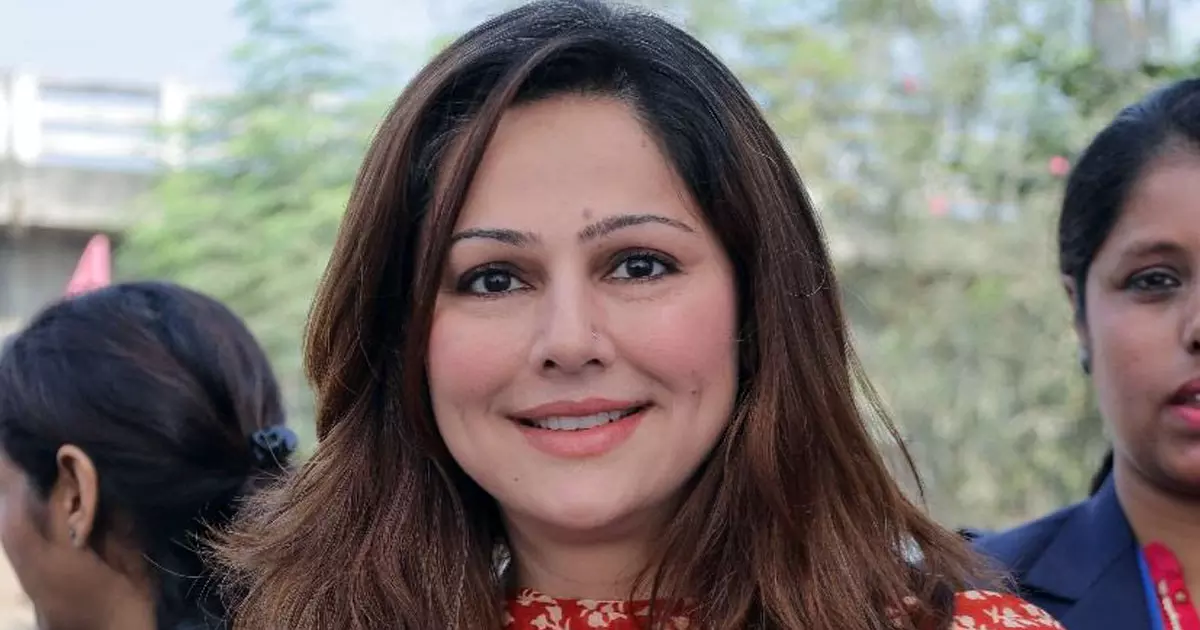 ആത്മവീര്യം നഷ്ടപ്പെട്ട പോലെ, സങ്കടം; ഭറൂച്ച് എഎപിക്ക് വിട്ടു നൽകിയതിൽ അഹ്മദ് പട്ടേലിന്റെ മകൾ ആത്മവീര്യം നഷ്ടപ്പെട്ട പോലെ, സങ്കടം; ഭറൂച്ച് എഎപിക്ക് വിട്ടു നൽകിയതിൽ അഹ്മദ് പട്ടേലിന്റെ മകൾ