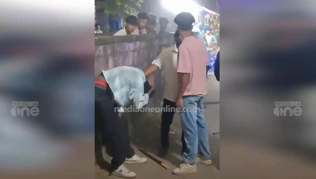 കൊല്ലത്ത് ഉത്സവത്തിനിടെ യുവാവിന്റെ തലയോട്ടി അടിച്ചുതകർത്തു കൊല്ലത്ത് ഉത്സവത്തിനിടെ യുവാവിന്റെ തലയോട്ടി അടിച്ചുതകർത്തു