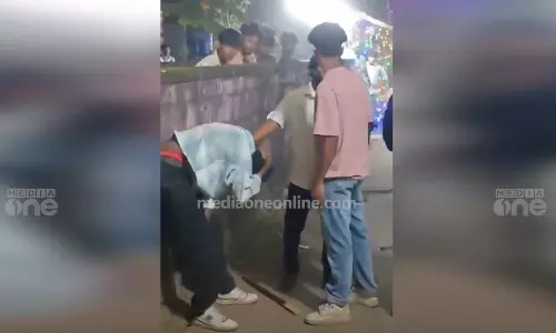 കൊല്ലത്ത് ഉത്സവത്തിനിടെ യുവാവിന്റെ തലയോട്ടി അടിച്ചുതകർത്തു