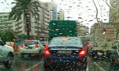 യു.എ.ഇയുടെ വിവിധ ഭാഗങ്ങളിൽ ആരംഭിച്ച മഴ വ്യാഴാഴ്ച വരെ നീണ്ടുനിൽക്കും