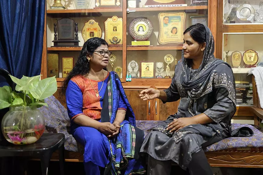 എഴുത്തുകാരിക്ക് കവിതയുടെ ലോകത്തെ സ്വാതന്ത്ര്യം ജീവിതത്തില്‍ കിട്ടിക്കോളണമെന്നില്ല - ഉഷ കുമ്പിടി