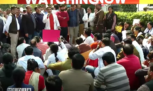 ഡൽഹി സർക്കാരിനെതിരെ നഴ്സുമാരും പാരാ മെഡിക്കൽ സ്റ്റാഫും സമരത്തിൽ ഡൽഹി സർക്കാരിനെതിരെ നഴ്സുമാരും പാരാ മെഡിക്കൽ സ്റ്റാഫും സമരത്തിൽ