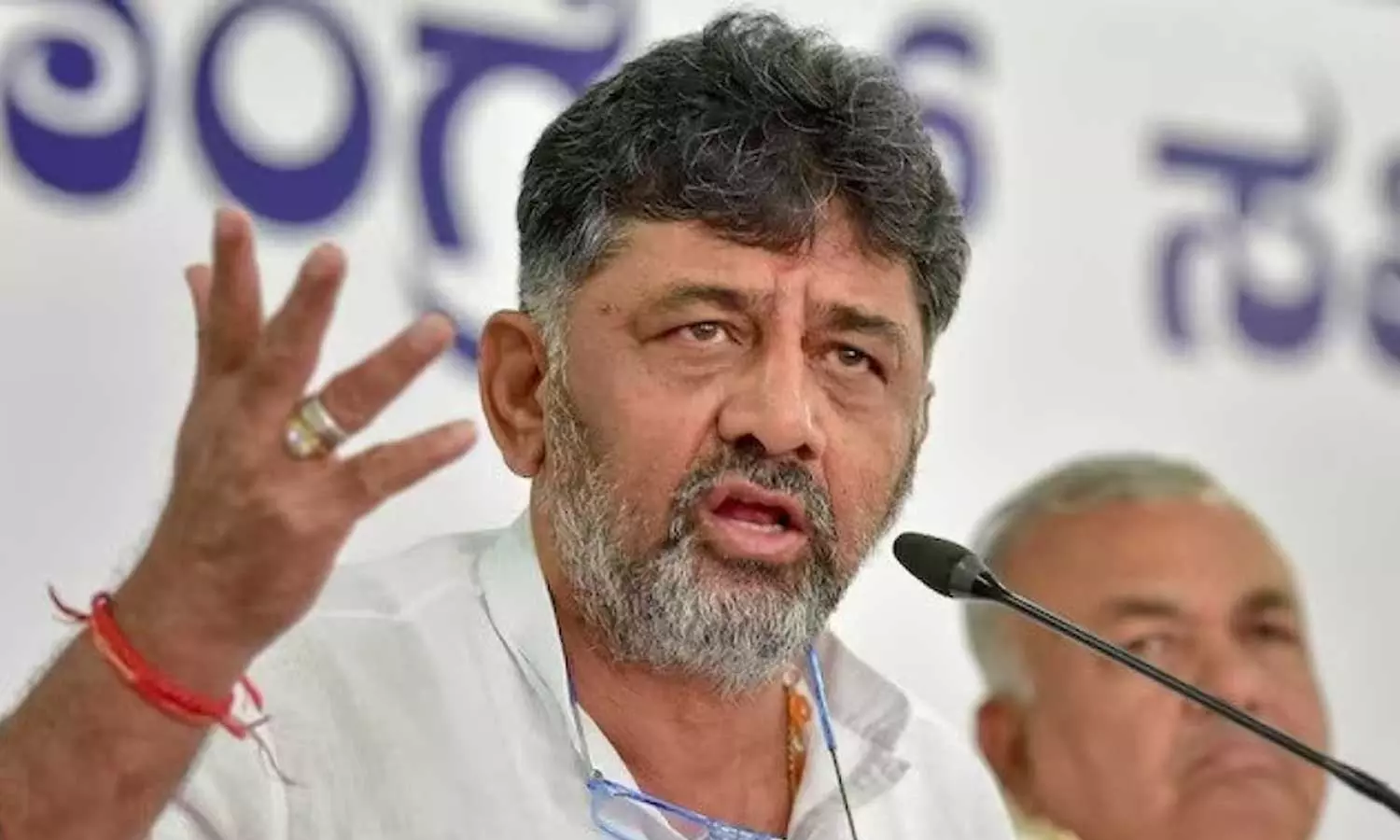 ഹിമാചലിലെ ബി.ജെ.പിയുടെ കളി പൊളിച്ച് ഡി.കെയുടെ മാസ് എൻട്രി ഹിമാചലിലെ ബി.ജെ.പിയുടെ കളി പൊളിച്ച് ഡി.കെയുടെ മാസ് എൻട്രി