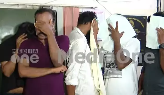 കൊച്ചിയിൽ ഹോം സ്റ്റേ കേന്ദ്രീകരിച്ച് പെണ്വാണിഭം; ഗുണ്ടാത്തലവൻ ഭായ് നസീറിന്റെ കൂട്ടാളികൾ പിടിയിൽ കൊച്ചിയിൽ ഹോം സ്റ്റേ കേന്ദ്രീകരിച്ച് പെണ്വാണിഭം; ഗുണ്ടാത്തലവൻ ഭായ് നസീറിന്റെ കൂട്ടാളികൾ പിടിയിൽ