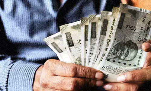 സർക്കാർ ജീവനക്കാരുടെ  ശമ്പള വിതരണം മുടങ്ങി; പ്രതിഷേധവുമായി ജീവനക്കാർ