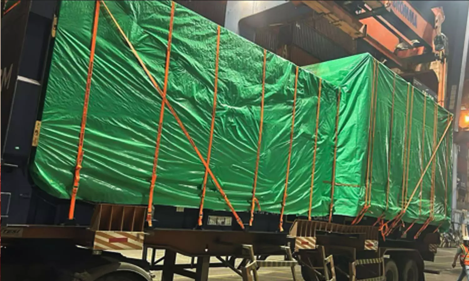 ചരക്ക് കപ്പൽ മുംബൈയില് പിടിയിൽ ചരക്ക് കപ്പൽ മുംബൈയില് പിടിയിൽ