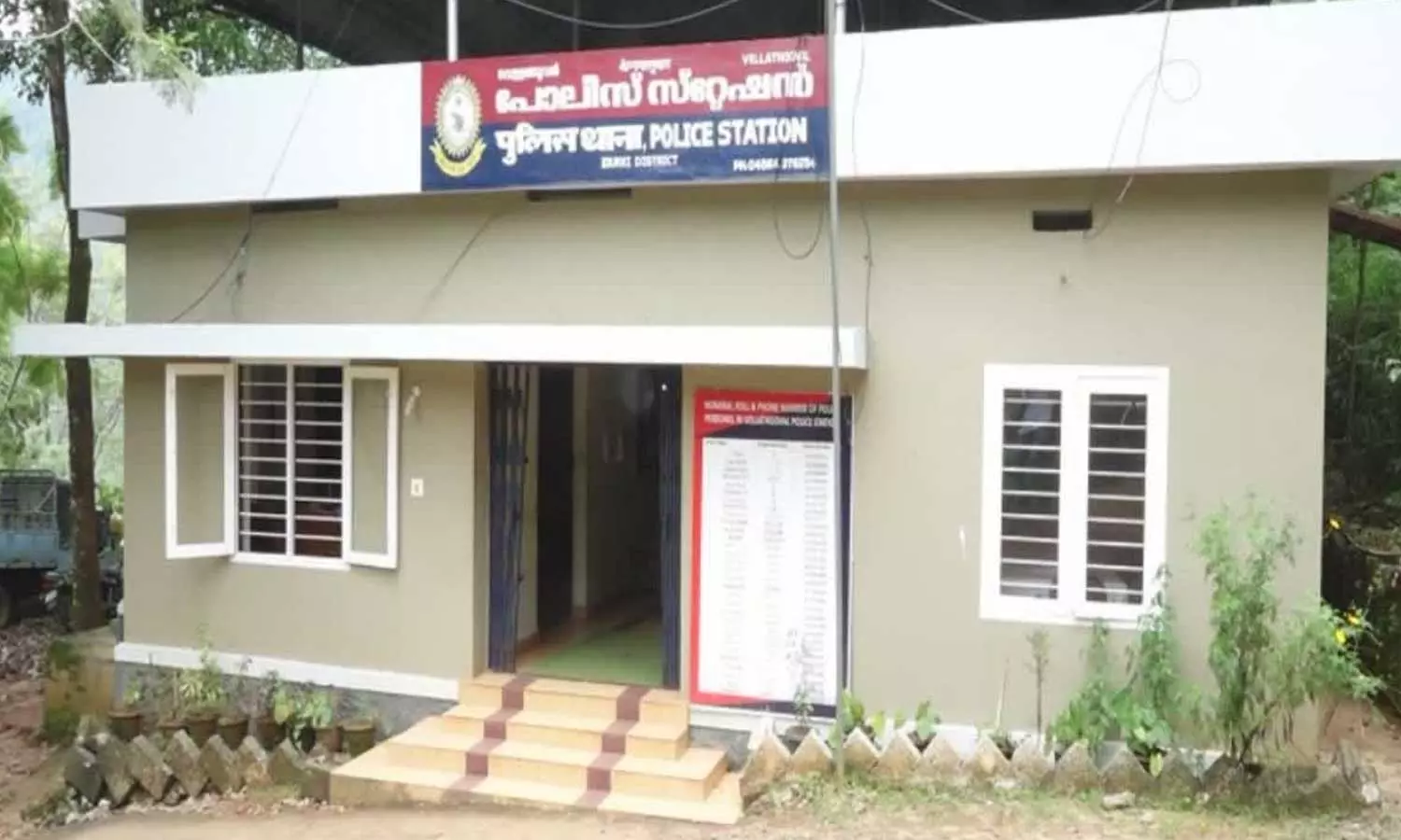 അടിമാലിയിൽ ബൈക്കിലെത്തിയ സംഘം പൊലീസുകാരനെ വെട്ടി