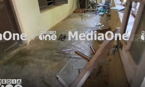 അതിരപ്പിള്ളിയിൽ കാട്ടാനക്കൂട്ടം എസ്റ്റേറ്റ് ഓഫിസറുടെ ക്വാര്‍ട്ടേഴ്സ് തകർത്തു