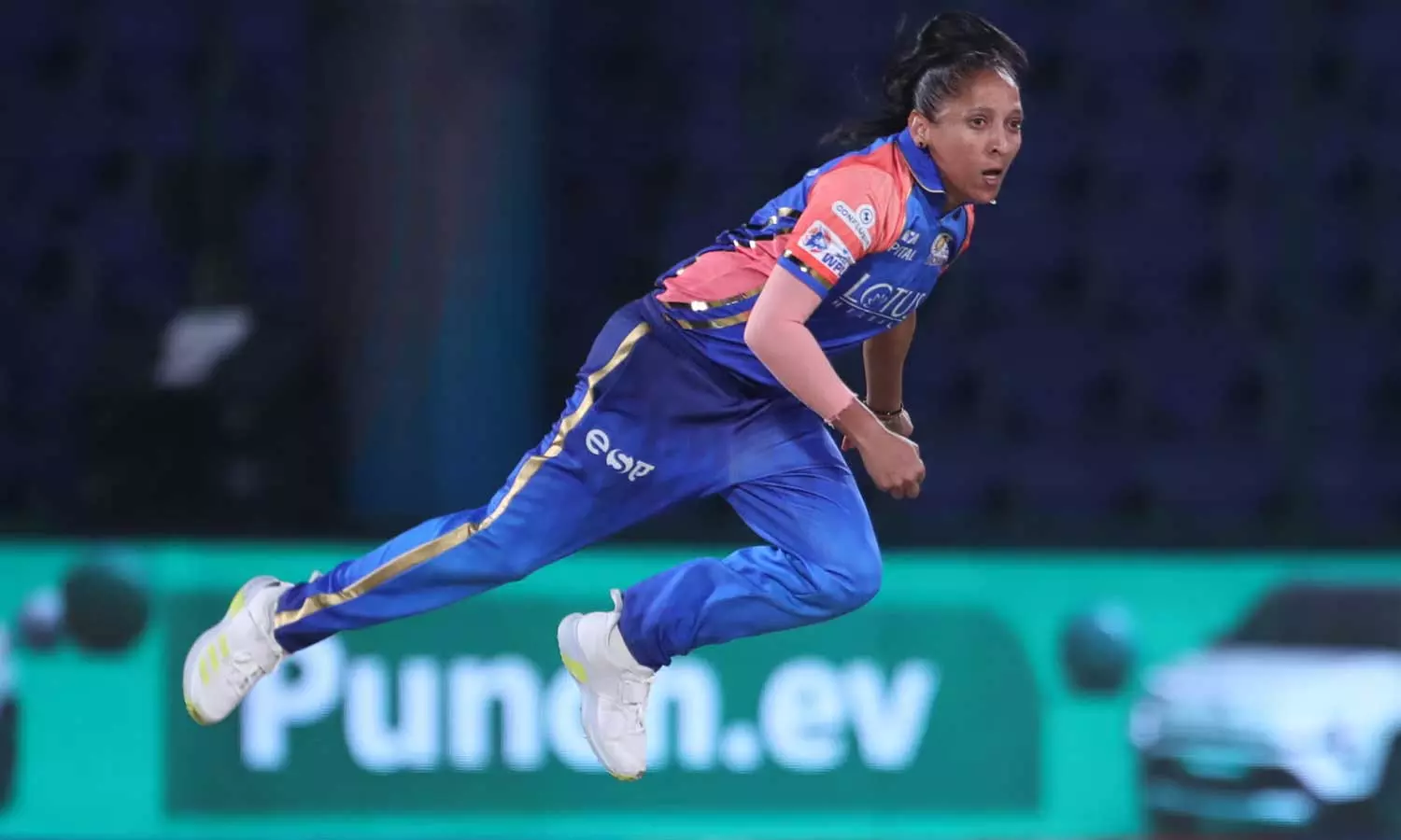 ചരിത്രത്തിലേക്കൊരു തീപ്പന്ത്; വനിതാ ക്രിക്കറ്റിലെ ഏറ്റവും വേഗതയേറിയ പന്തെറിഞ്ഞ് മുംബൈ ഇന്ത്യന്സ് താരം ചരിത്രത്തിലേക്കൊരു തീപ്പന്ത്; വനിതാ ക്രിക്കറ്റിലെ ഏറ്റവും വേഗതയേറിയ പന്തെറിഞ്ഞ് മുംബൈ ഇന്ത്യന്സ് താരം