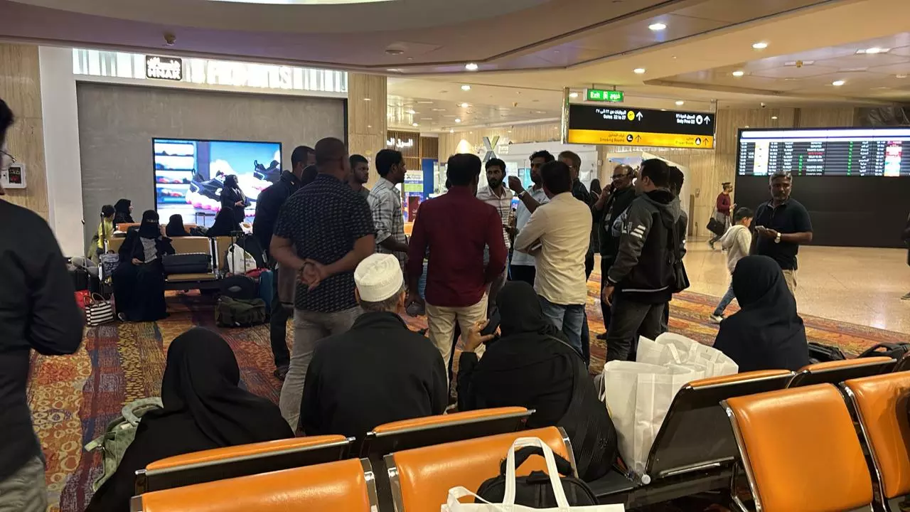 ദമ്മാം മാംഗ്ലൂർ എയർഇന്ത്യ എക്സ്പ്രസ് വിമാനം അനിശ്ചിതമായി വൈകുന്നു ദമ്മാം മാംഗ്ലൂർ എയർഇന്ത്യ എക്സ്പ്രസ് വിമാനം അനിശ്ചിതമായി വൈകുന്നു