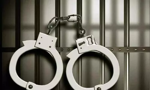 കൂട്ട ബലാത്സംഗത്തിനിരയായ പെൺകുട്ടികൾ കൊല്ലപ്പെട്ടതിന് പിന്നാലെ പിതാവും മരിച്ച നിലയിൽ