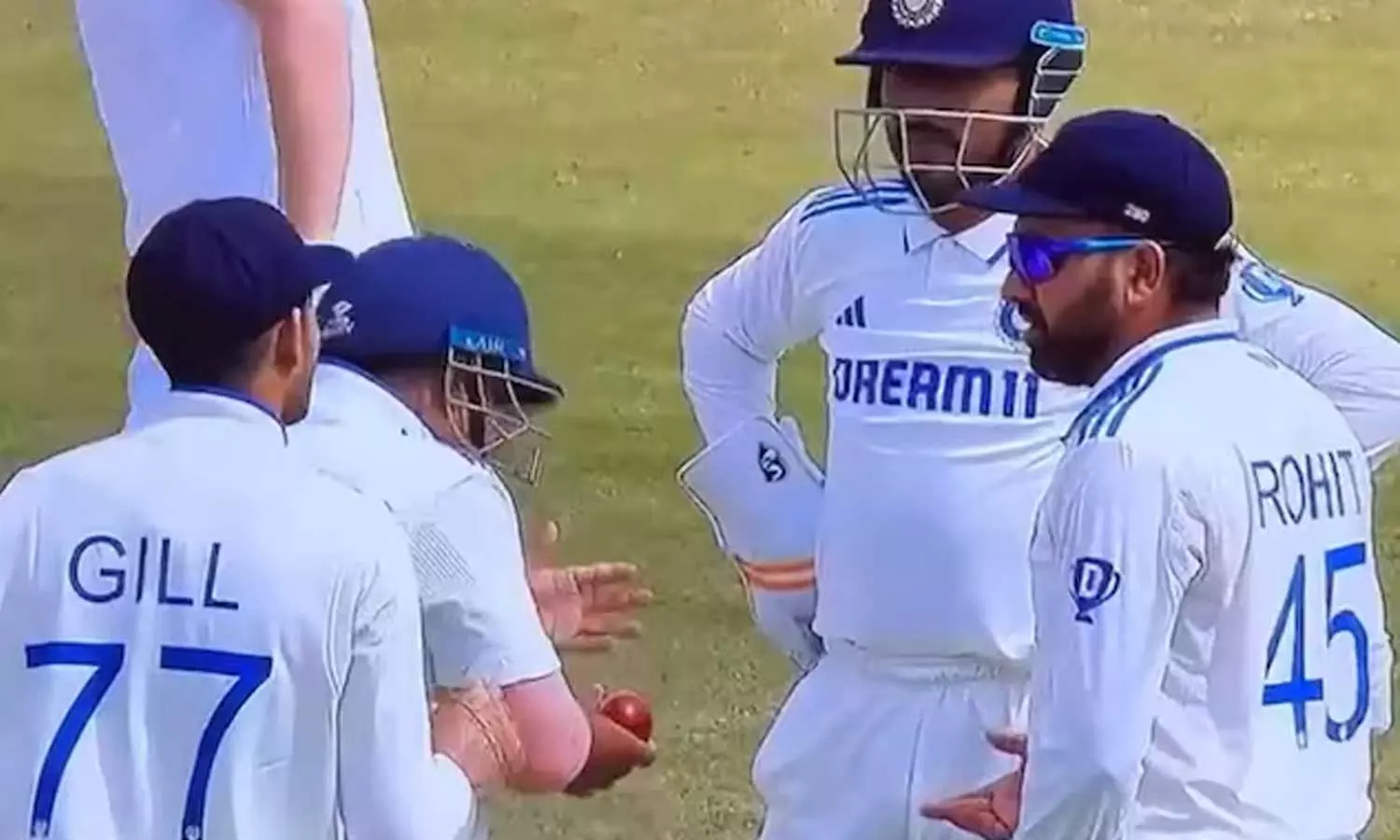 ഔട്ടാണെന്ന് സർഫറാസ്, അല്ലെന്ന് രോഹിത്; ഒടുവിൽ സംഭവിച്ചത് ഔട്ടാണെന്ന് സർഫറാസ്, അല്ലെന്ന് രോഹിത്; ഒടുവിൽ സംഭവിച്ചത്