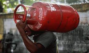 ഗാർഹിക സിലിണ്ടറിന് 100 രൂപ കുറച്ചു; വനിതാ ദിനത്തിൽ പ്രഖ്യാപനവുമായി കേന്ദ്രം