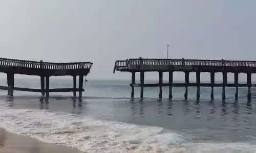 കടൽക്ഷോഭം; തിരുവനന്തപുരം വലിയതുറ കടല്‍പ്പാലം രണ്ടായി പിളർന്നു