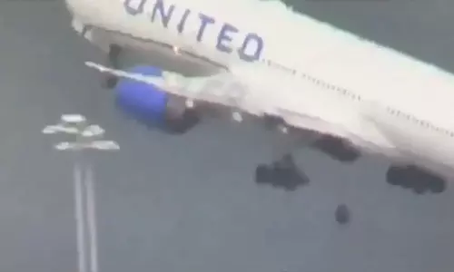 ടേക്ക് ഓഫിനിടെ വിമാനത്തിന്റെ ടയര്‍ ഊരിത്തെറിച്ചു; നിരവധി കാറുകള്‍ക്ക് കേടുപാട്