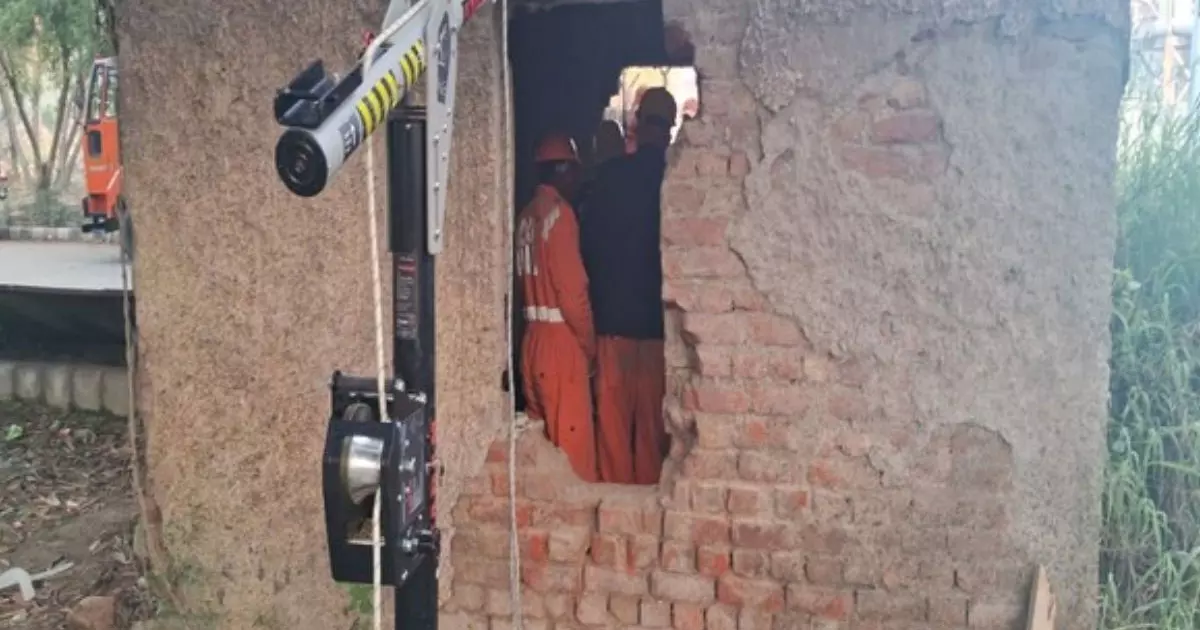 Child falls into 40 feet deep borewell in Delhi Child falls into 40 feet deep borewell in Delhi