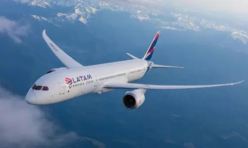 യാത്രമധ്യേ പൊടുന്നനെ താഴ്ന്ന് വിമാനം;   മേൽക്കൂരയിലിടിച്ച് വീണ് യാത്രക്കാർ